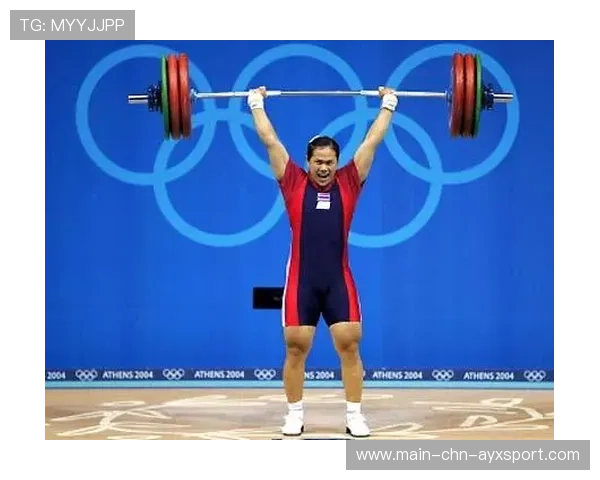 举重少年下场后抱杠铃睡觉